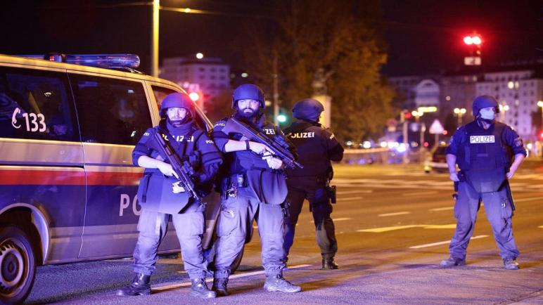 النمسا: ثلاثة قتلى وأكثر من 15 خمسة عشر جريحاً في تبادل لإطلاق النار بين عناصر مسلحة وأفراد من شرطة العاصمة فيينا