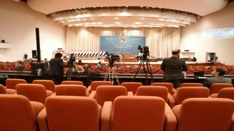 فساد وهدر بالمليارات.. والعراق يقترض لدفع رواتب موظفيه