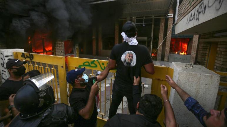 عناصر موالية للحشد الشعبي تحرق مقراً لحزب مسعود البارزاني ببغداد