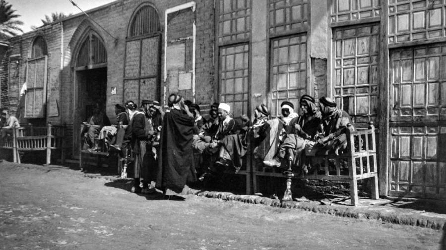 صور نادرة لواقع الحياة في العراق خلال سنوات الإحتلال البريطاني الجائر أوائل القرن الماضي :